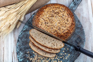Taze ev yapımı ekmek. Fransız ekmeği. Kırsal masada ekmek dilimi ve bıçak kesme.. 