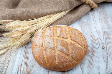 Taze çavdar ekmeği ya da tam tahıllı ekmek. Sağlıklı pişmiş ekmek, ahşap arka planda tam ekmek..