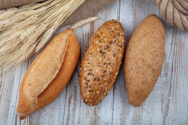 Masada taze kokulu ekmek. Yiyecek konsepti 