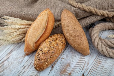 Masada taze kokulu ekmek. Yiyecek konsepti 