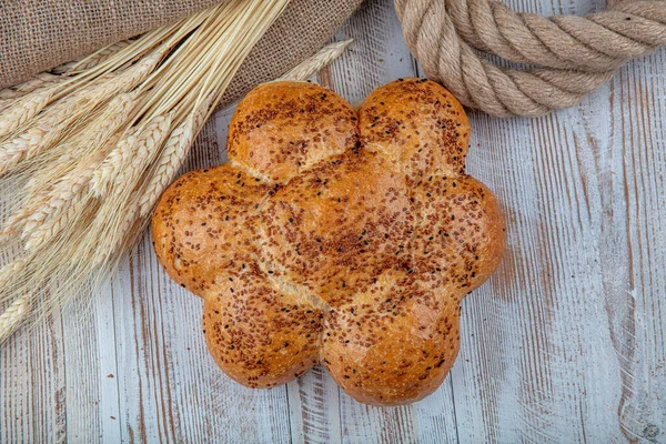 Blommor Bröd Bröd Form Tegel Och Blomma Trä Bakgrund — Stockfoto