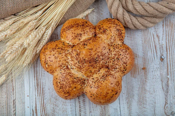 Blommor Bröd Bröd Form Tegel Och Blomma Trä Bakgrund — Stockfoto