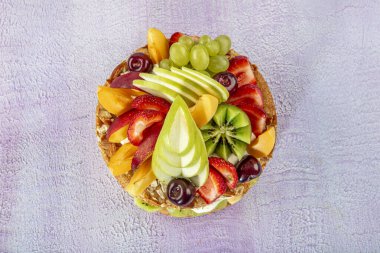 Karışık meyveli pasta, meyveli pasta, pembe ahşap arka plan..