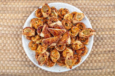 Karışık tuzlu pasta, pastane, fırın ürünleri. Lezzetli taze pişmiş hamur işi..