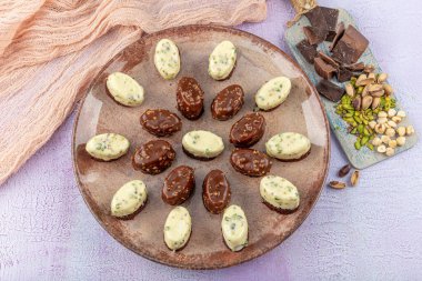 Ekler Pasta / Çikolatalı Donut tabakta. Fıstık ve çikolata..