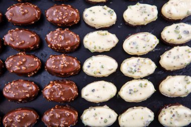 Ekler Pasta / Çikolatalı Donut tabakta. Bir sürü Fransız profiterol (eclair) choux pastası..