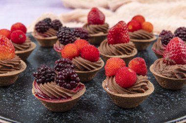 Kremalı üzümlü tartolet. Meyve jöleli mini tatlılar. atıştırmalık petifur.