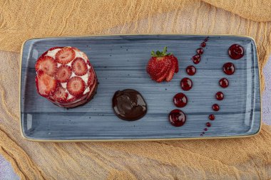 Tahtada taze çilekli çilekli çilekli pasta..