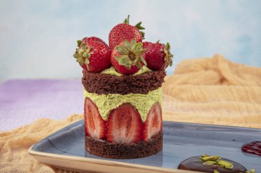 Kürekle lezzetli çilekli pastayı tabaktan alıp kapatıyoruz..