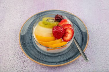 Bir kase taze meyveli kremalı puding..