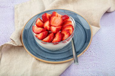 Çilekli muhallebi, ahşap arka planda çilekli puding..