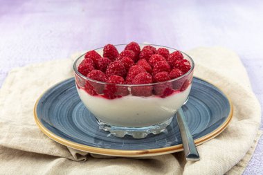 Lezzetli İtalyan tatlı panna cotta böğürtlen soslu. Vanilyalı puding, böğürtlen ve ahududu süslenmiş..