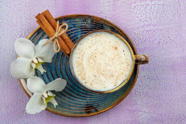 Tarçınlı Türk Salep ya da Sahlep, Noel Eggnog 'lu. Tarçın çubukları ve orkide çiçeğiyle servis edilir..