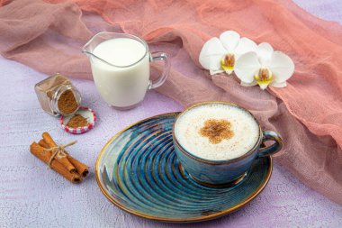 Tarçınlı Türk Salep ya da Sahlep, Noel Eggnog 'lu. Tarçın çubukları ve orkide çiçeğiyle servis edilir..