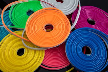 Neon Esnek Soyunma Işığı. Esnek bantlı neon esneme siyah arkaplanda farklı renklerde.
