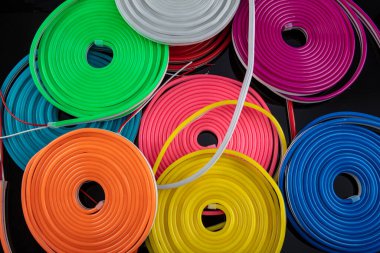 Neon Esnek Soyunma Işığı. Esnek bantlı neon esneme siyah arkaplanda farklı renklerde.
