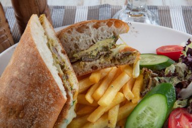 Eritilmiş peynirli ve kavurma etli Türk Tost / Tost Sandviçi (Kavurma), salata ile servis edildi..