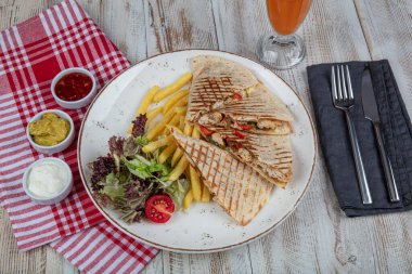 Kızarmış bufalo tavuklu sandviç dürümü, romaine marul, bleu peynir ve patates kızartması. Lavaşlı tavuklu tost..