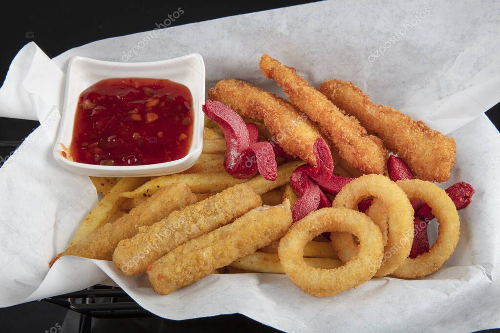 Bandeja para aperitivos papas fritas, rollos de primavera, salchichas