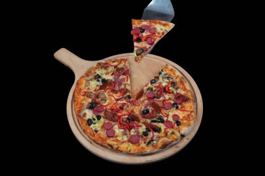  Karışık pizza, pizza zeytin, mantar, domates, peynir, sos ve daha fazlası. Üst Manzara. Yemek geçmişi. metin ve harf için boşluk kopyala.