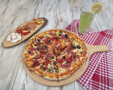 Karışık pizza, pizza zeytin, mantar, domates, peynir, sos ve daha fazlası. Üst Manzara. Yemek geçmişi. metin ve harf için boşluk kopyala.