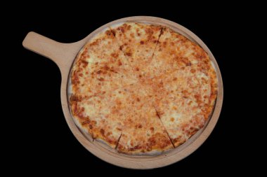 İtalya 'da üretilen İtalyan taşından organik pizza pesto sosu ve parmesan peyniri..