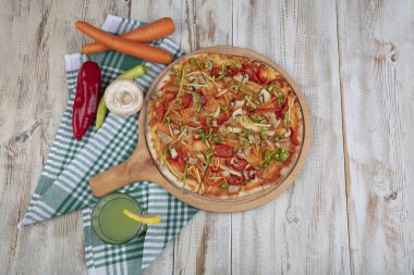 Geleneksel İtalyan yemekleri: Domates, peynir, dolmalık biber, soğan ve mantarlı vejetaryen pizza.