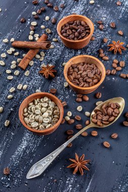 Koyu renkli arka planda üç farklı kahve çekirdeğinin üst görünümü.