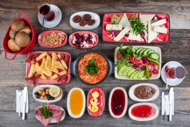 Geleneksel Türk mutfağı kahvaltı restoranı konsepti. Geleneksel Türk Kahvaltısı geleneksel Türk çayıyla ahşap masada servis ediliyor. 