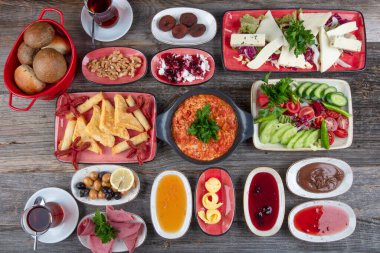 Geleneksel Türk mutfağı kahvaltı restoranı konsepti. Geleneksel Türk Kahvaltısı geleneksel Türk çayıyla ahşap masada servis ediliyor. 