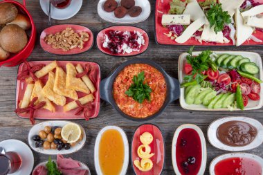 Geleneksel Türk mutfağı kahvaltı restoranı konsepti. Geleneksel Türk Kahvaltısı geleneksel Türk çayıyla ahşap masada servis ediliyor. 