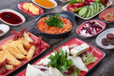 Geleneksel Türk mutfağı kahvaltı restoranı konsepti. Geleneksel Türk Kahvaltısı geleneksel Türk çayıyla ahşap masada servis ediliyor. 