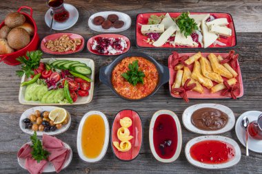 Geleneksel Türk mutfağı kahvaltı restoranı konsepti. Geleneksel Türk Kahvaltısı geleneksel Türk çayıyla ahşap masada servis ediliyor. 