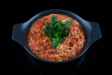 Geleneksel Türk menileri, yumurta, domates ve çeşitli baharatlarla yapılır. Siyah arka planda erkek yemeği..