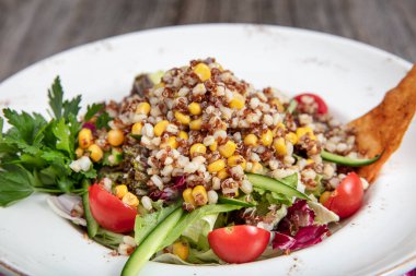 Quinoa salatası, vejetaryen ve diyet yemek. Taze sağlıklı salata kıvrak zekası