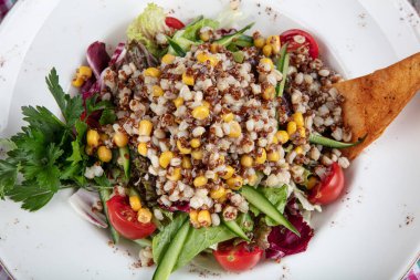 Quinoa salatası, vejetaryen ve diyet yemek. Taze sağlıklı salata kıvrak zekası