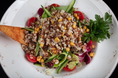 Quinoa salatası, vejetaryen ve diyet yemek. Taze sağlıklı salata kıvrak zekası