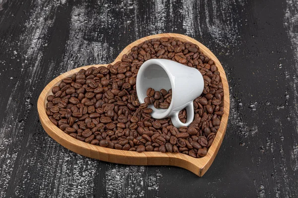 Καρδιά Ξύλινο Δίσκο Κόκκους Καφέ Και Κεραμικό Φλιτζάνι Καφέ Καφετιέρες — Φωτογραφία Αρχείου