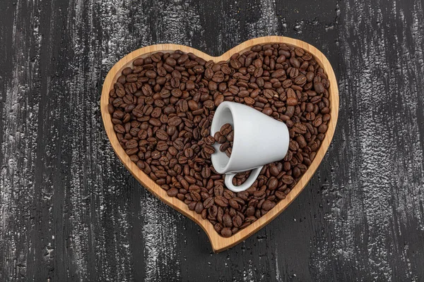 コーヒー豆とセラミックコーヒーカップと木製のトレイにハート コーヒー愛好家のコンセプト — ストック写真