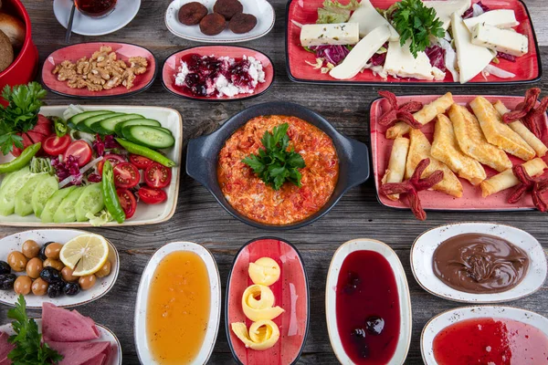 Geleneksel Türk mutfağı kahvaltı restoranı konsepti. Geleneksel Türk Kahvaltısı geleneksel Türk çayıyla ahşap masada servis ediliyor. 