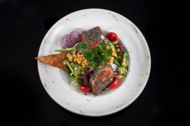 Izgara somon salatası ve chia tohumu. Süper yemek. Sağlıklı yiyecekler. Üst Manzara. Metnin için boş yer.