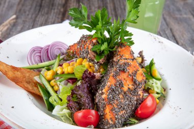 Izgara somon salatası ve chia tohumu. Süper yemek. Sağlıklı yiyecekler. Üst Manzara. Metnin için boş yer.