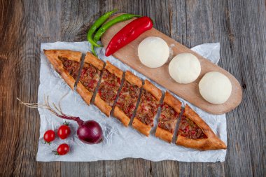 Geleneksel Türk pide bifteği - Kusbasili Pide. Küplü Türk Pedi. 