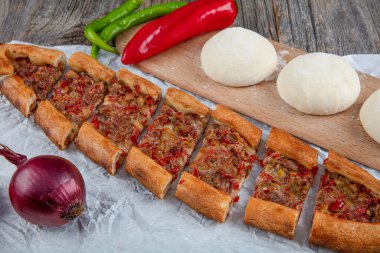 Geleneksel Türk pide bifteği - Kusbasili Pide. Küplü Türk Pedi. 