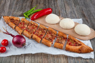 Geleneksel Türk pide bifteği - Kusbasili Pide. Küplü Türk Pedi. 