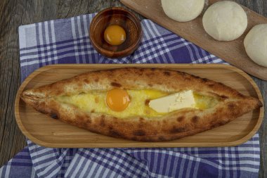 Geleneksel Türk pizzası peynirli pide. Peynirli Turkish Pide - Kasarli Pide.