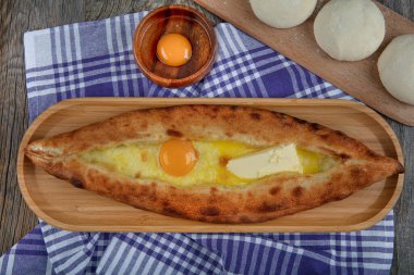 Geleneksel Türk pizzası peynirli pide. Peynirli Turkish Pide - Kasarli Pide.