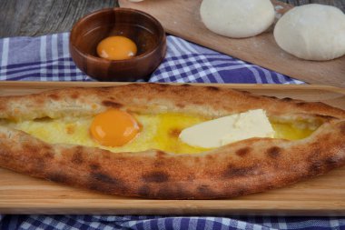 Geleneksel Türk pizzası peynirli pide. Peynirli Turkish Pide - Kasarli Pide.