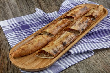 Geleneksel Türk Mutfağı Bafra pita (Karadeniz pidesi) köy ahşap zemininde. Bafra Pidesi Karadeniz bölgesinden bir pitta türü..