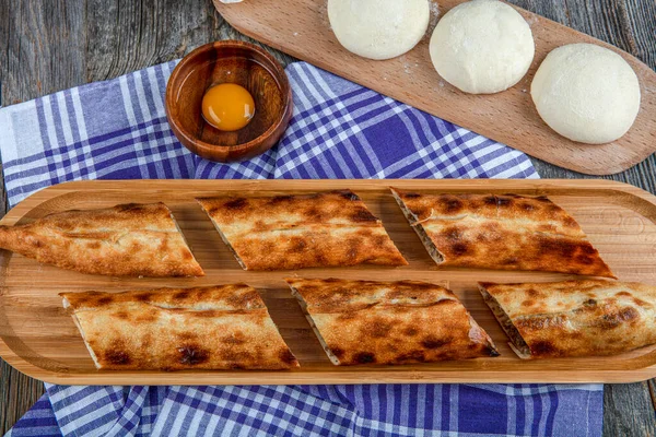 Traditionelle Türkische Küche Bafra Pita Karadeniz Pidesi Auf Rustikalem Holzgrund — Stockfoto